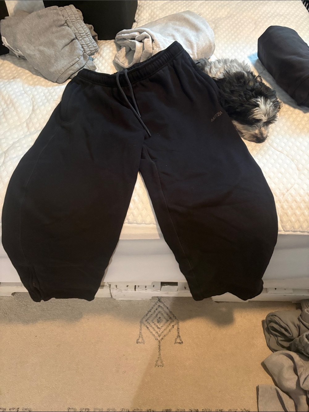 Aritzia Black Zip-Pocket Sweatpants